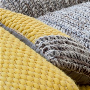Cojín Mangas Plait Amarillo de GAN. Alfombras y cojines modernas de lana.