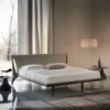 Cama Nelson de Cattelan Italia. Cama con estructura en madera de nogal o fresno.