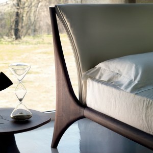 Cama Nelson de Cattelan Italia. Cama con estructura en madera de nogal o fresno.