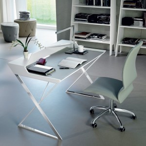 Escritorio Qwerty de Cattelan Italia. Escritorio de diseño moderno en acero.