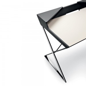 Escritorio Qwerty de Cattelan Italia. Escritorio de diseño moderno en acero.