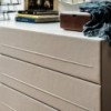Cómoda Dyno de Cattelan Italia. Cómoda con frontal de cajones tapizados.