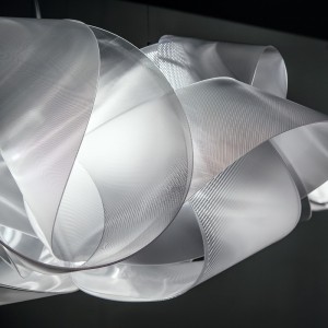 Lámpara suspendida Fabula de Slamp. Diseño moderno de iluminación.