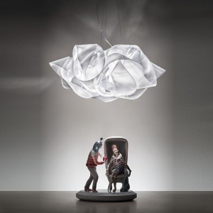 Lámpara suspendida Fabula de Slamp. Diseño moderno de iluminación.