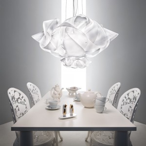 Lámpara suspendida Fabula de Slamp. Diseño moderno de iluminación.