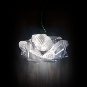 Lámpara suspendida Fabula de Slamp. Diseño moderno de iluminación.