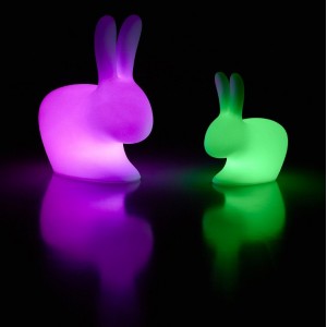 Lámpara Rabbit de Qeeboo. Muebles y complementos de exterior.
