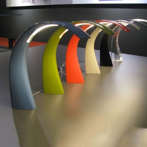 Lámpara sobremesa Taj mini de Kartell en variedad de colores y metalizados.
