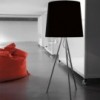 Lámpara pie Eva grande diseñada para espacios interiores elegantes de Martinelli Luce.