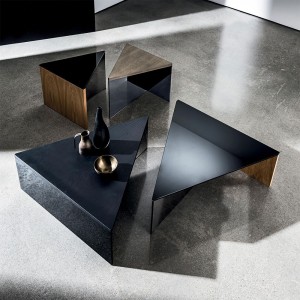 Mesa centro Regolo triangular madera de Sovet Italia. Mesas y complementos de diseño.