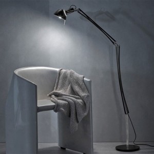 Lámpara pie de diseño moderna Naomi Terra en aluminio de Yaacov Kaufman para Lumina.