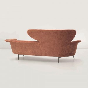 Sofá Lovy de Bonaldo. Moderno diseño de sofá tapizado con respaldo.