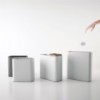 Papelera Drop con contenedor desechos de Systemtronic. Muebles oficina diseño.