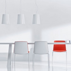 Silla Noa 725 de Pedrali. Sillas de diseño. Sillas para espacios contract.