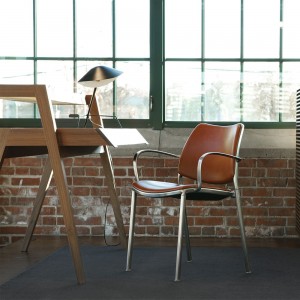 Sillón Gas Cromo Tapizado de Stua. Sillones de diseño moderno para salones u oficinas.