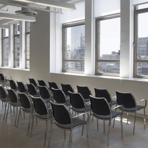 Sillón Gas Cromo Tapizado de Stua. Sillones de diseño moderno para salones u oficinas.