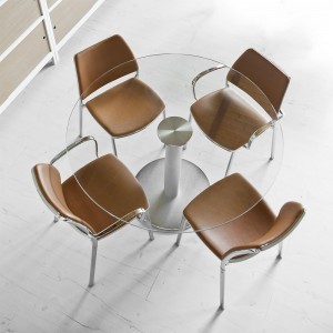 Sillón Gas Cromo Tapizado de Stua. Sillones de diseño moderno para salones u oficinas.