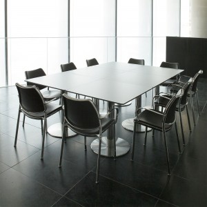 Sillón Gas Cromo Tapizado de Stua. Sillones de diseño moderno para salones u oficinas.