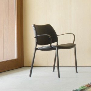 Sillón Gas Negro Tapizado de Stua. Sillones modernos para espacios interiores.