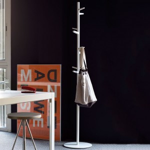 Perchero pie Taiga de Mobles 114. Diseño de complementos originales para salón.