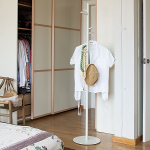 Perchero pie Taiga de Mobles 114. Diseño de complementos originales para salón.