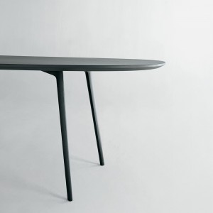 Mesa reuniones ovalada Fly de Sellex. Camas y mesas modernas.