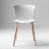Silla Slam con patas de madera para instalaciones. Sillas de diseño moderno.
