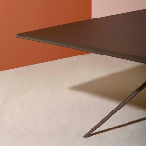 Mesa rectangular Moai de Fast ideal para exteriores. Mesas modernas para terrazas.