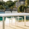 Silla Easy de Fast. Sillas apilables perfectas para espacios exteriores modernos diseño de Fast