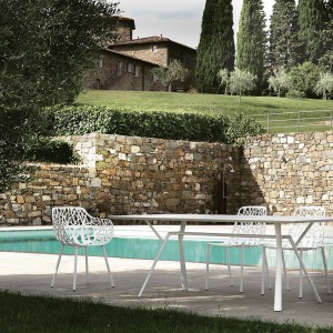 Silla Forest de diseño moderno y elegante de Fast. Sillas metálicas para exteriores.