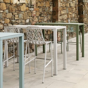 Taburete Forest Respaldo Alto de diseño moderno de Fast. Taburetes para terrazas.