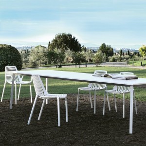 Silla Rion de Fast. Sillas de diseño apilable perfectas para exteriores de Fast.