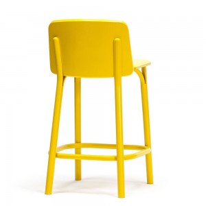 Taburete Split madera de Ton. Taburetes para bares, de innumerables interiores.