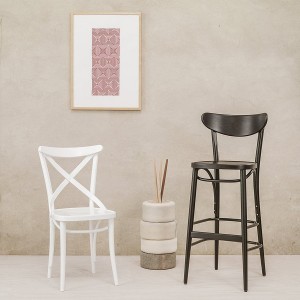 Silla 150 madera de Ton. Sillas de restaurante, para innumerables interiores.