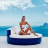 Cama fija cómoda modelo Ulm Daybed color azul y balnca de Vondom 