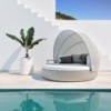 Cama fija con parasol para tomar el sol modelo Ulm Daybed de Vondom color blanca 