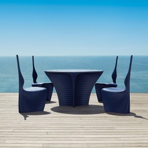 mesa con cuatro sillas color azul de Vondom modelo Biophilia