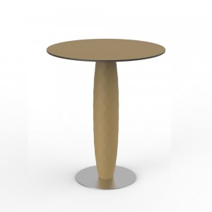 Mesa Vases de Vondom mesa apropiada para un pequeño espacio en una terraza 