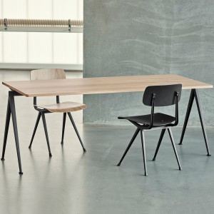 Silla Result Chair de madera con patas de acero de HAY ideal para espacios interiores.