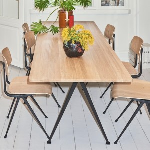 Silla Result Chair de madera con patas de acero de HAY ideal para espacios interiores.