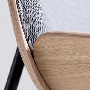 Butaca Dapper para salón de madera con patas de acero de HAY.