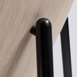 Butaca Dapper para salón de madera con patas de acero de HAY.