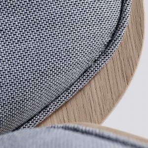 Butaca Dapper para salón de madera con patas de acero de HAY.