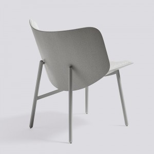 Butaca Dapper para salón de madera con patas de acero de HAY.