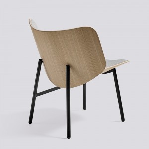 Butaca Dapper para salón de madera con patas de acero de HAY.