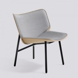 Butaca Dapper para salón de madera con patas de acero de HAY.