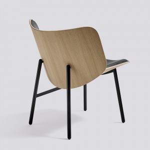 Butaca Dapper para salón de madera con patas de acero de HAY.