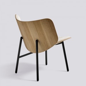 Butaca Dapper para salón de madera con patas de acero de HAY.