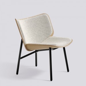 Butaca Dapper para salón de madera con patas de acero de HAY.