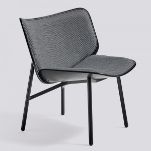 Butaca Dapper para salón de madera con patas de acero de HAY.